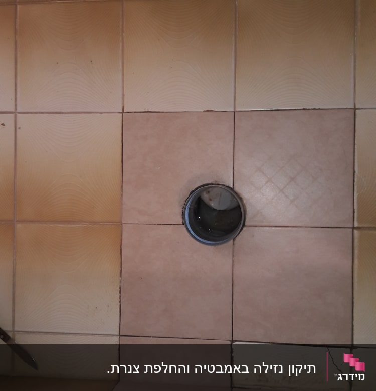 פתח ניקוז ברצפת אריחים חומים